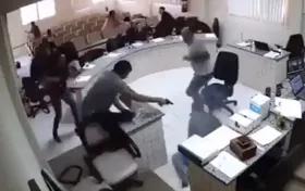 Imagem ilustrativa da imagem Vídeo mostra momento que filho tenta vingar o pai durante julgamento