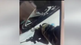 Imagem ilustrativa da imagem Ação policial é gravada e mostra momento que pm atira em carro com suspeitos