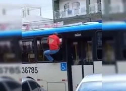 Imagem ilustrativa da imagem Homem tenta fugir após assediar passageira de ônibus e acaba preso