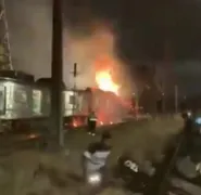 Imagem ilustrativa da imagem Passageiros pulam de vagão em chamas