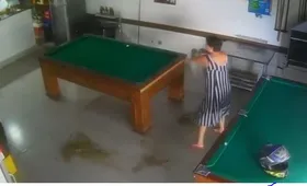 Imagem ilustrativa da imagem Mulher entra em bar e joga fezes no chão