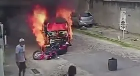 Imagem ilustrativa da imagem Vídeo mostra motociclista arrastado por kombi em chamas