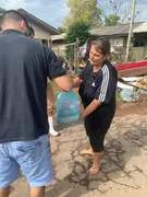 Imagem ilustrativa da imagem Generosidade em escala: Influenciadores goianos doam 2 toneladas de alimentos para vítimas das enchentes no Rio Grande do Sul