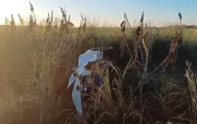 Motorista morre ao ser arremessado de carro após veículo capotar