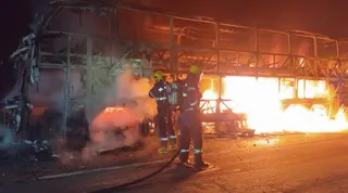 Incêndio destrói ônibus na BR-060