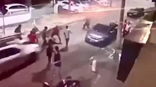 Adolescente atropela grupo após briga