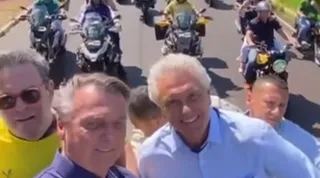 Ao lado de Bolsonaro, Caiado participa de motociata