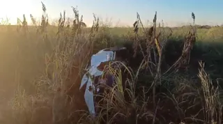 Motorista morre ao ser arremessado de carro após veículo capotar