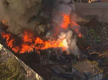 Imagem ilustrativa da imagem Incêndio atinge galpão de recicláveis na zona leste de São Paulo