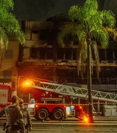 Imagem ilustrativa da imagem Ao menos dez pessoas morrem em incêndio em pousada em Porto Alegre