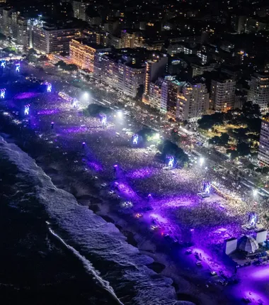 Imagem ilustrativa da imagem Madonna encerra show histórico em Copacabana com homenagem a Michael Jackson