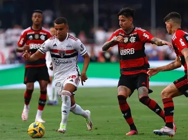 Imagem ilustrativa da imagem Flamengo x São Paulo duelam hoje, as 21h30 no Maracanã