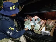 Imagem ilustrativa da imagem PRF detém homem transportando mais de R$ 2,5 milhões de origem incerta