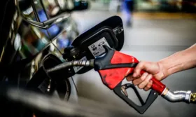 Imagem ilustrativa da imagem Preço da gasolina nos postos volta a subir após 15 semanas