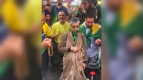 Imagem ilustrativa da imagem Vergonha: Cássia Kis se ajoelha em manifestação golpista