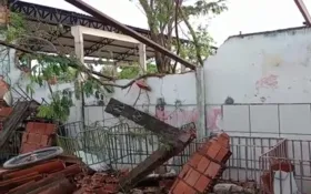 Imagem ilustrativa da imagem Creche fica destruída após forte chuva, em Goiânia
