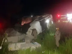 Imagem ilustrativa da imagem Motorista morre após caminhão sair da pista e capotar, em Mineiros