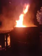Imagem ilustrativa da imagem Populares incendeiam casa da mãe do homem que confessou ter matado Luana