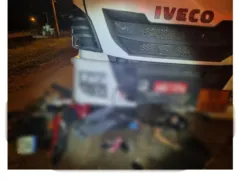 Imagem ilustrativa da imagem Motociclista morre ao bater de frente com caminhão