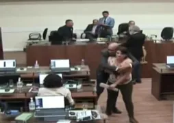 Imagem ilustrativa da imagem Vídeo mostra vereadora sendo assediada por colega durante sessão na Câmara de Florianópolis