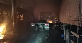 Imagem ilustrativa da imagem Oficina pega fogo, deixa uma pessoa ferida e 17 veículos destruídos em Anápolis
