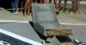 Imagem ilustrativa da imagem Placa de mármore de estrutura de praça cai e mata criança