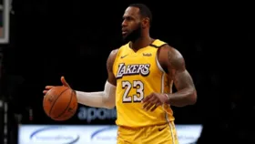 Imagem ilustrativa da imagem LeBron James faz história, mas Lakers perdem para o Philadelphia 76ers