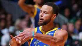 Imagem ilustrativa da imagem Curry faz cesta do meio da quadra, mas Warriors perdem para o Celtics