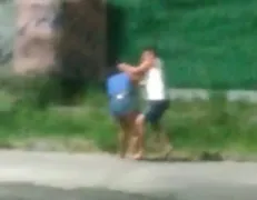 Imagem ilustrativa da imagem PM armado agride mulher no meio da rua, no RJ