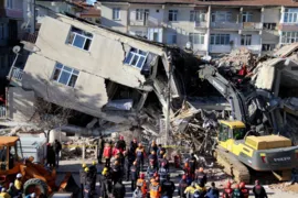 Imagem ilustrativa da imagem Sobe 2.300 o número de mortos em terremoto que atingiu Turquia