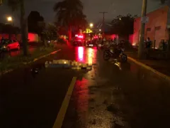 Imagem ilustrativa da imagem Motociclista perde controle por desnível em avenida e morre em Goiânia