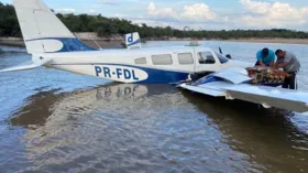 Imagem ilustrativa da imagem Avião bimotor faz pouso forçado no meio do rio, em Boa Vista