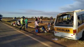 Imagem ilustrativa da imagem Bombeiros resgatam vítimas de acidente envolvendo ônibus escolar em Luziânia