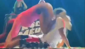 Imagem ilustrativa da imagem Homem desloca braço após levar 'surra de bunda' em cima de palco durante show; assista
