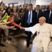 Imagem ilustrativa da imagem Papa Francisco deixa hospital após cirurgia abdominal e internação de nove dias