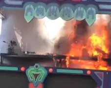 Imagem ilustrativa da imagem Palco de festa rave pega fogo em Goiânia; vídeo