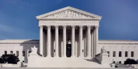Imagem ilustrativa da imagem Suprema Corte dos EUA decide a favor de designer que se recusa a atender casais gays