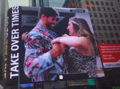 Imagem ilustrativa da imagem Fãs pagam para ex-BBBs aparecerem em telão da Times Square