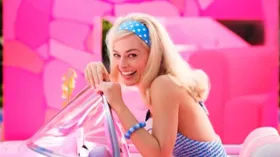 Imagem ilustrativa da imagem Barbie ultrapassa a marca de US$ 1 bilhão em bilheteria, tornando-se o primeiro filme dirigido por uma mulher a atingir esse marco