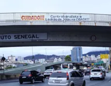 Imagem ilustrativa da imagem "Contrabandista e ladrão de joias na cidade", dizem faixas em protesto a Bolsonaro