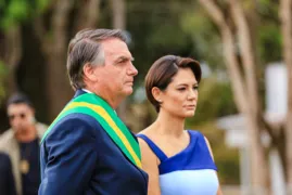 Imagem ilustrativa da imagem Joias: em silêncio, Bolsonaro e Michelle dizem que só falarão se caso passar para 1ª instância