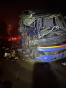 Imagem ilustrativa da imagem Colisão entre caminhão e ônibus deixa dois mortos e dezenas de feridos
