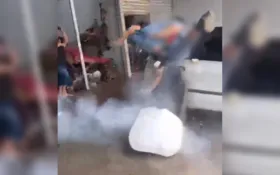 Imagem ilustrativa da imagem Vídeo mostra momento que rapaz é arremessado após airbag ser ativado de propósito