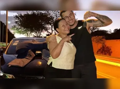 Imagem ilustrativa da imagem Após dar carro de luxo ao filho, mãe de Marília Mendonça é acusada de “torrar” fortuna da cantora