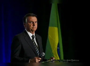 Imagem ilustrativa da imagem E-mail do Planalto registra que Bolsonaro recebeu saco de 'pedras preciosas' e guardou em cofre
