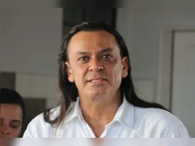Imagem ilustrativa da imagem Após 30 anos, Frank Aguiar corta os cabelos longos e faz harmonização facial; veja resultado