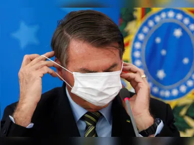 Imagem ilustrativa da imagem Bolsonaro ganha presente inusitado e título de cidadão goiano em Goiânia