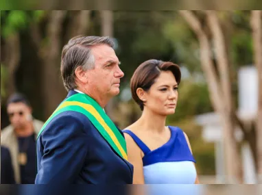 Imagem ilustrativa da imagem Joias: em silêncio, Bolsonaro e Michelle dizem que só falarão se caso passar para 1ª instância