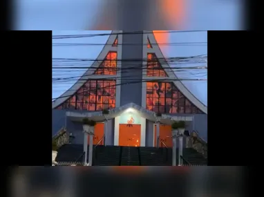 Imagem ilustrativa da imagem Igreja pega fogo após raio atingir a construção