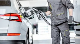 Imagem ilustrativa da imagem Petrobras anuncia nova política de preços: gasolina cai e diesel sobe